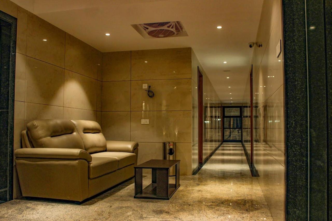 Rr Mount Elite Suites Madrás Exterior foto